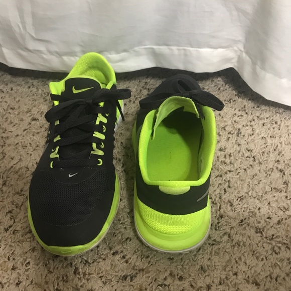 lime green and black nike shoes